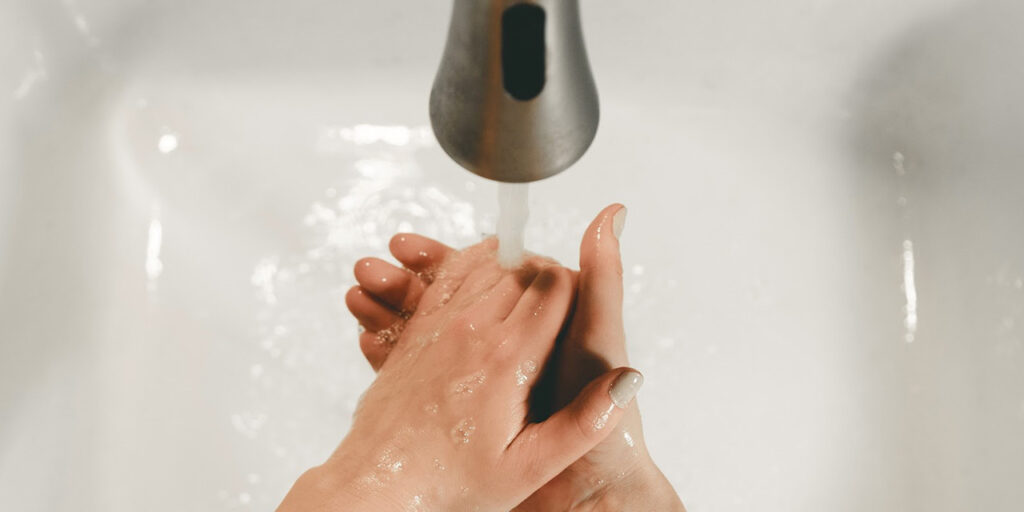 Trinkwasserhygiene mithilfe eines Fachmanns für Energie- und Gebäudemanagement